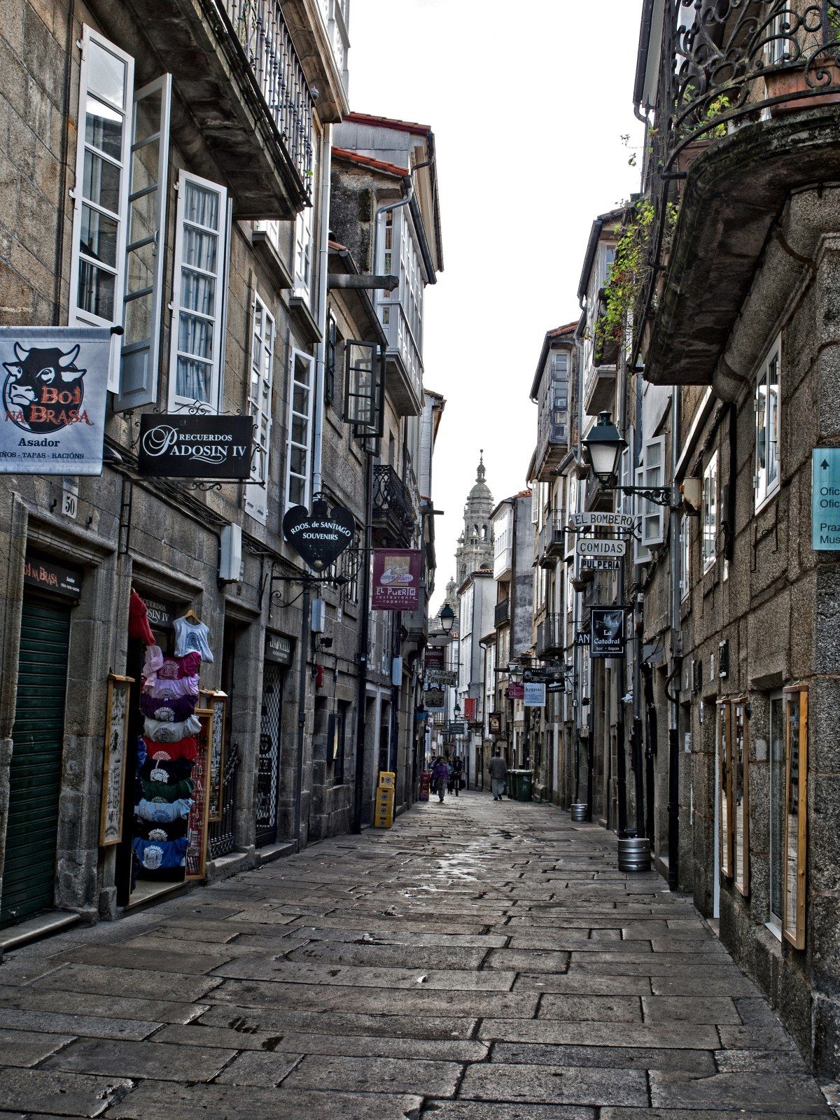 A la rua do Franco de Santiago de Compostela hay que llegar con hambre.