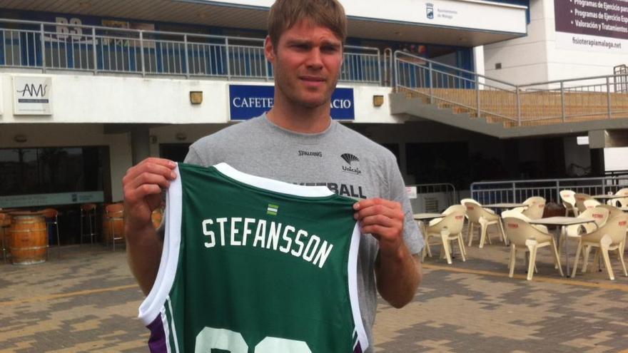 Stefansson, en el Carpena con la camiseta cajista.
