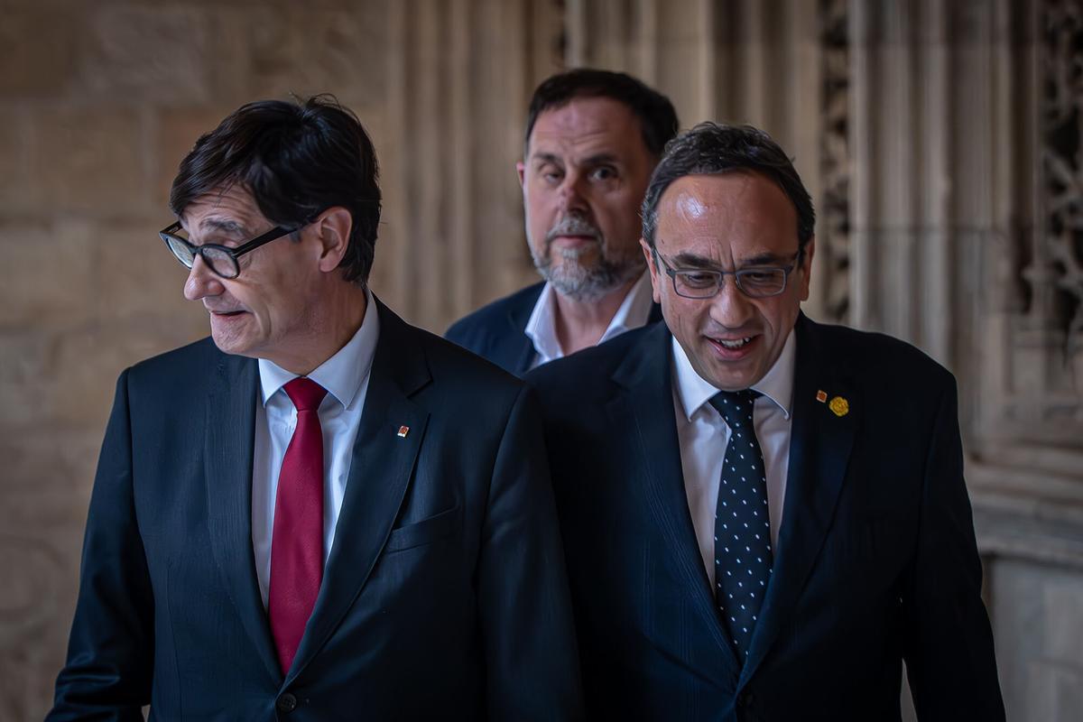 Illa y Junqueras coinciden en el acto institucional del año Irla, Llegada al acto, con Josep Rull.