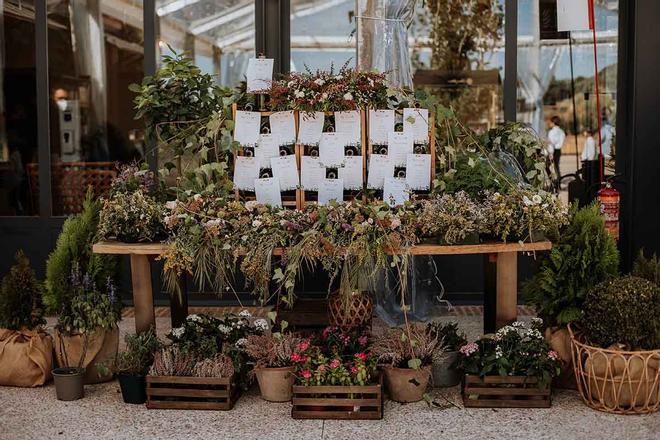 Decoración llena de vegetación para una boda