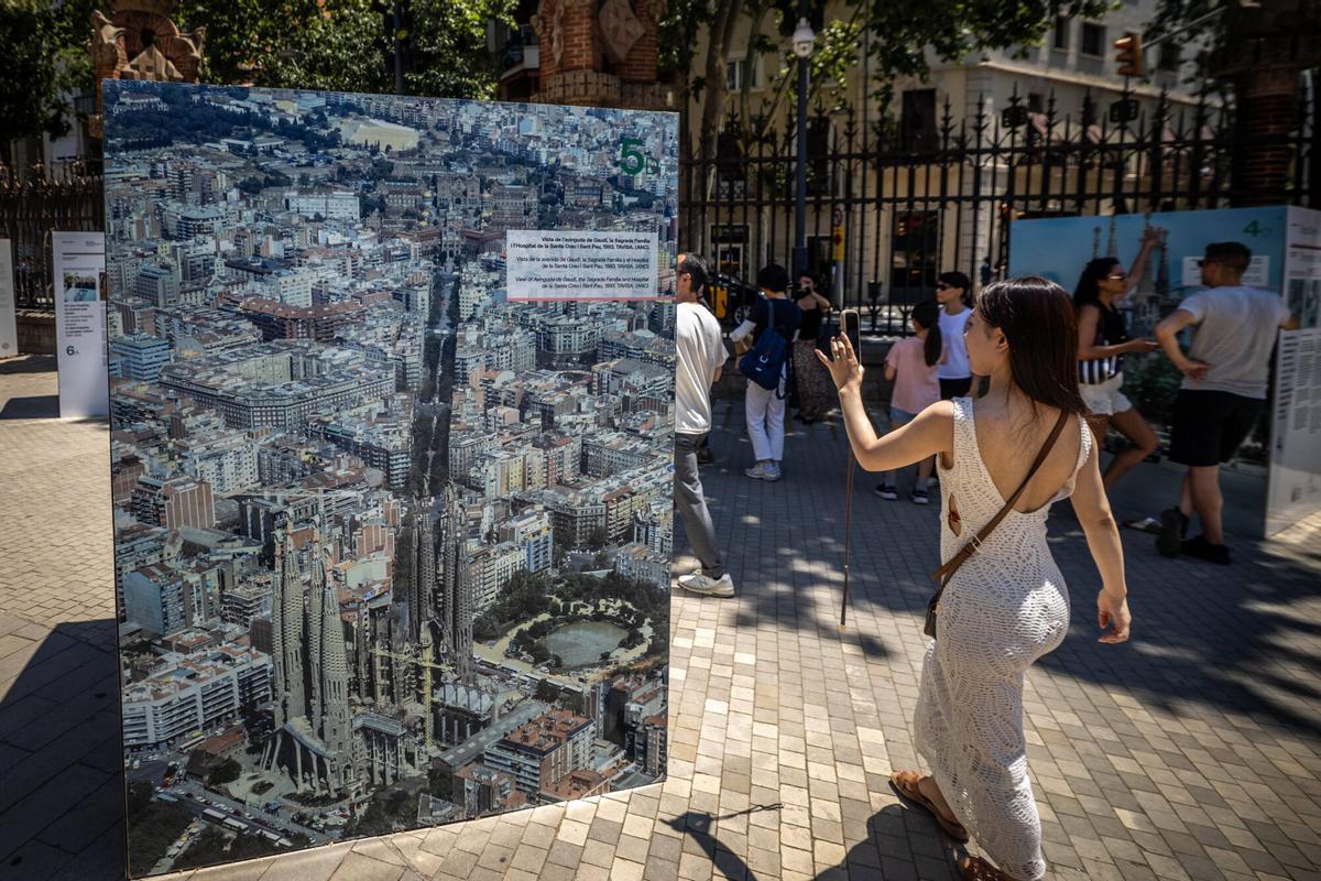 En el panel, una vista aérea de la avenida Gaudí, principio y fin de dos grandes monumentos de la ciudad.