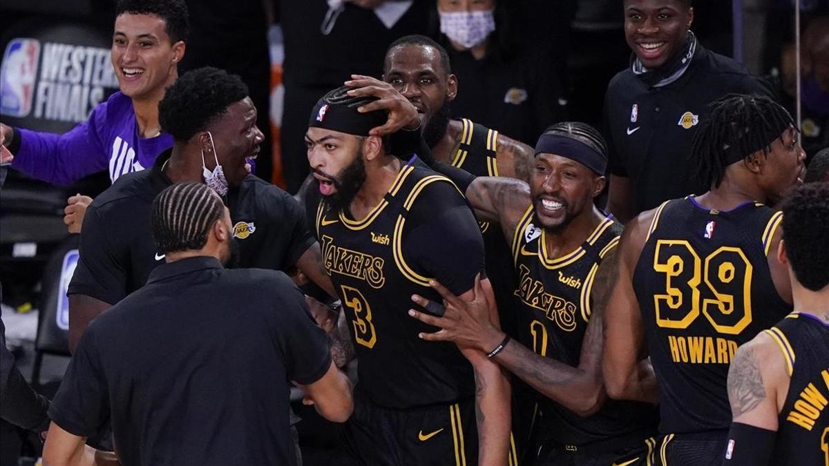 Anthony Davis celebra con sus compañeros el tiro con el que cerró el triunfo de los Lakers