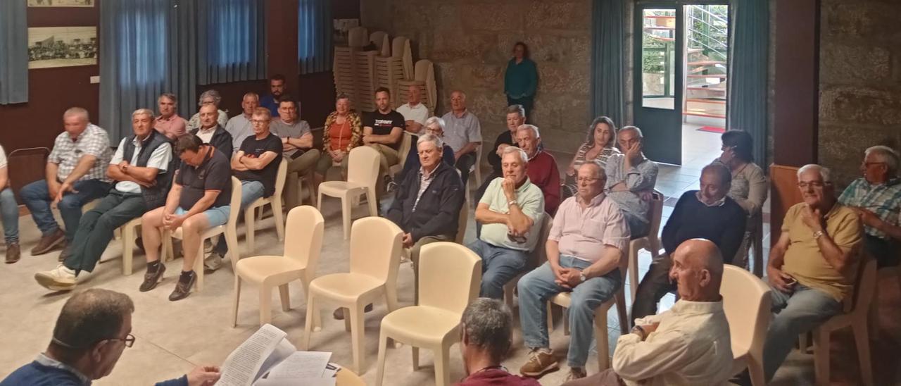 Los comuneros en la asamblea.