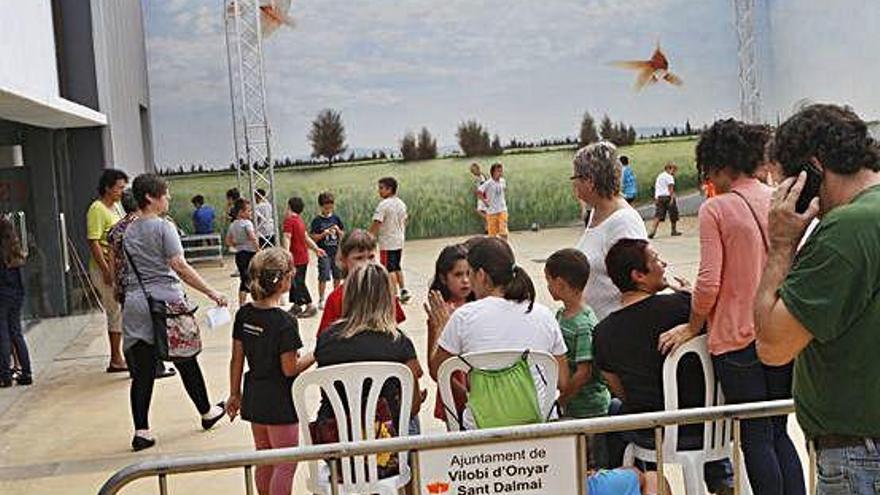 Imatge d&#039;arxiu d&#039;un grup de nens al pati de l&#039;escola Josep Madrenys de Vilobí.