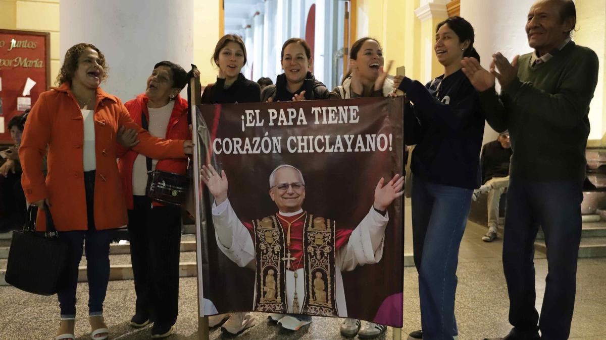 Un grupo de fieles muestra una pancarta del Papa en la iglesia Santa María Catedral de Chiclayo (Perú).