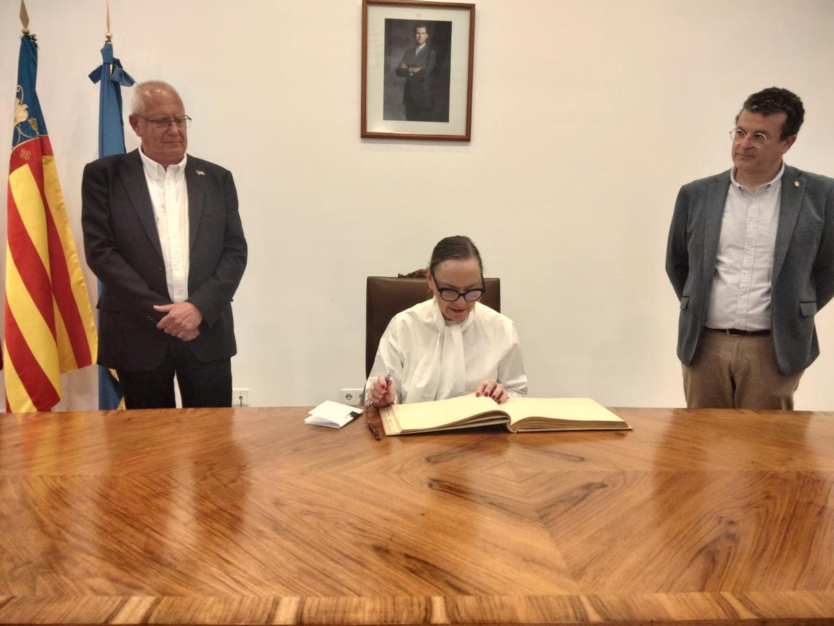 Laura García Lorca firma en el libro de honor del Ayuntamiento de Dénia.