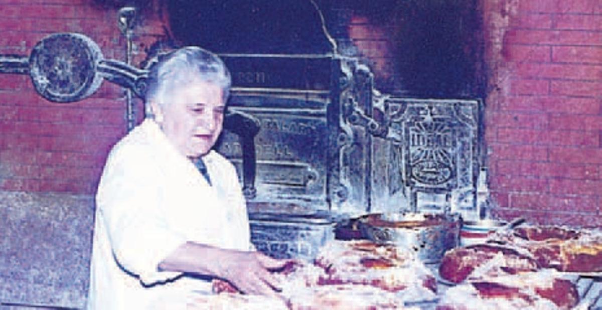 Lola del Río, la madre de Digna Catalina Lorenzo, trabajando en la panadería A Bicha.