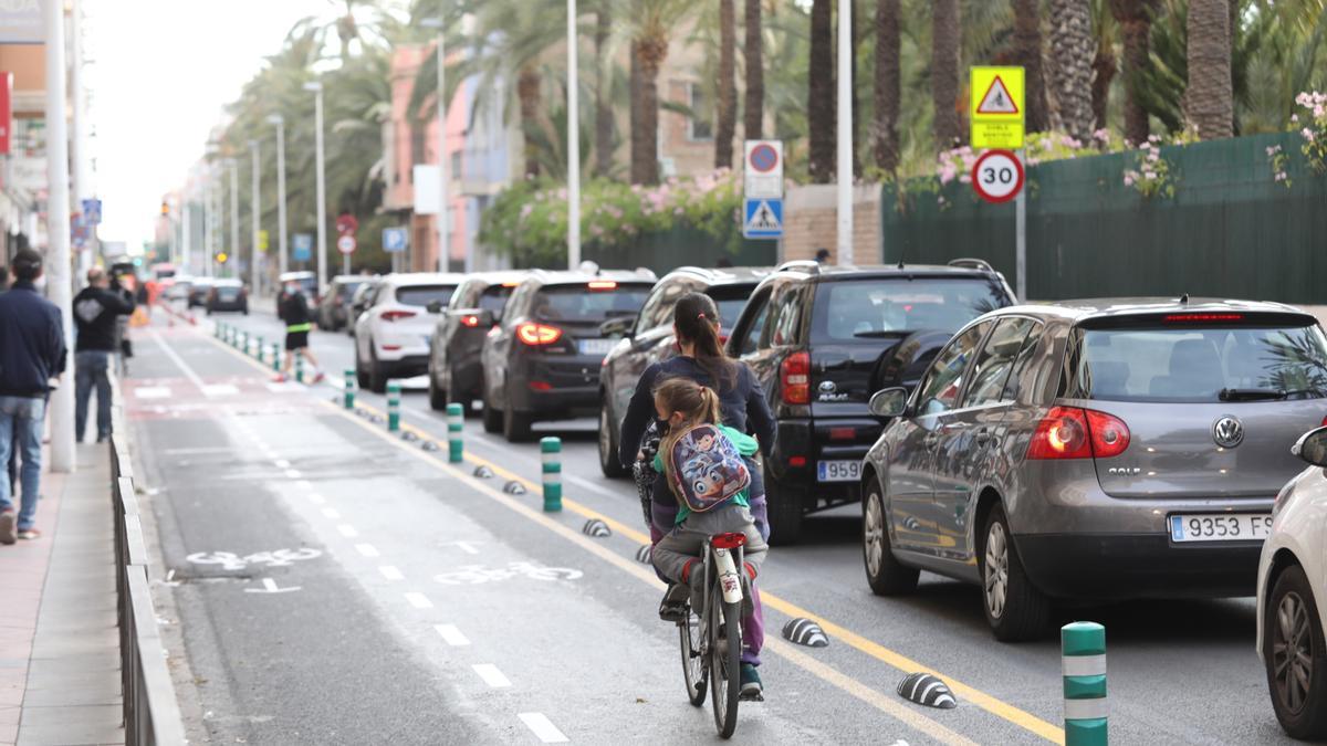 Una madre, con su hija, circula por el carril bici de la calle Juan Carlos I de Elche.