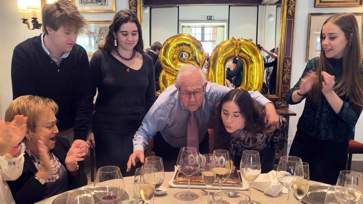 Carlos Lópe sopla las velas con su nieta.