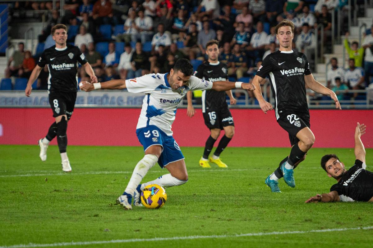 Ángel desperdicia una ocasión de gol en el duelo frente al Elche de la primera vuelta.