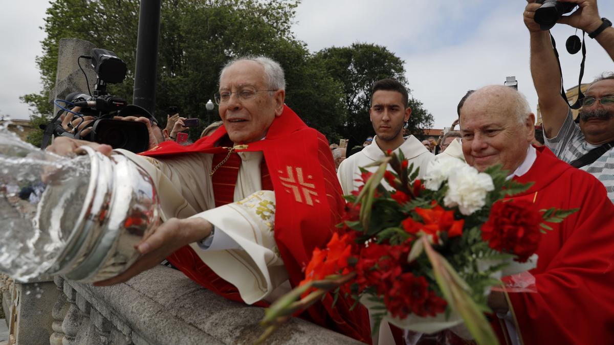 Javier Gómez Cuesta, a la izquierda, junto a Fernando Fueyo en la bendición de las aguas de 2019