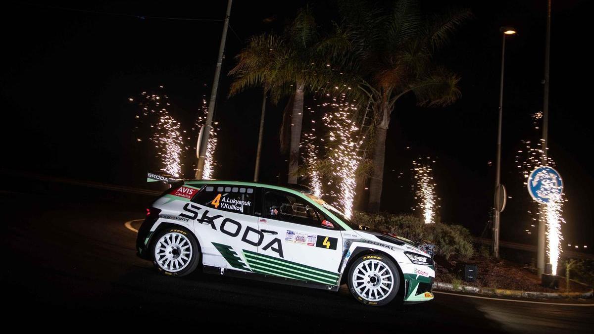 El Skoda Fabia RS Rally2 de Alexey Lukyanuk, trazando una de las especiales de ayer.