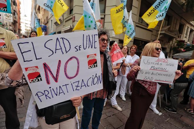 Concentración a las puertas del Parlamento contra el modelo de ayuda a domicilio