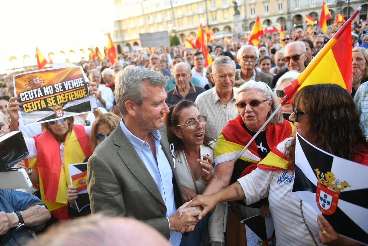 Entre los gritos más repetidos en la tarde de este miércoles estuvieron «Ceuta no se vende, Ceuta se defiende», «Ceuta aguanta, España se levanta» e «Invasores, expulsión».