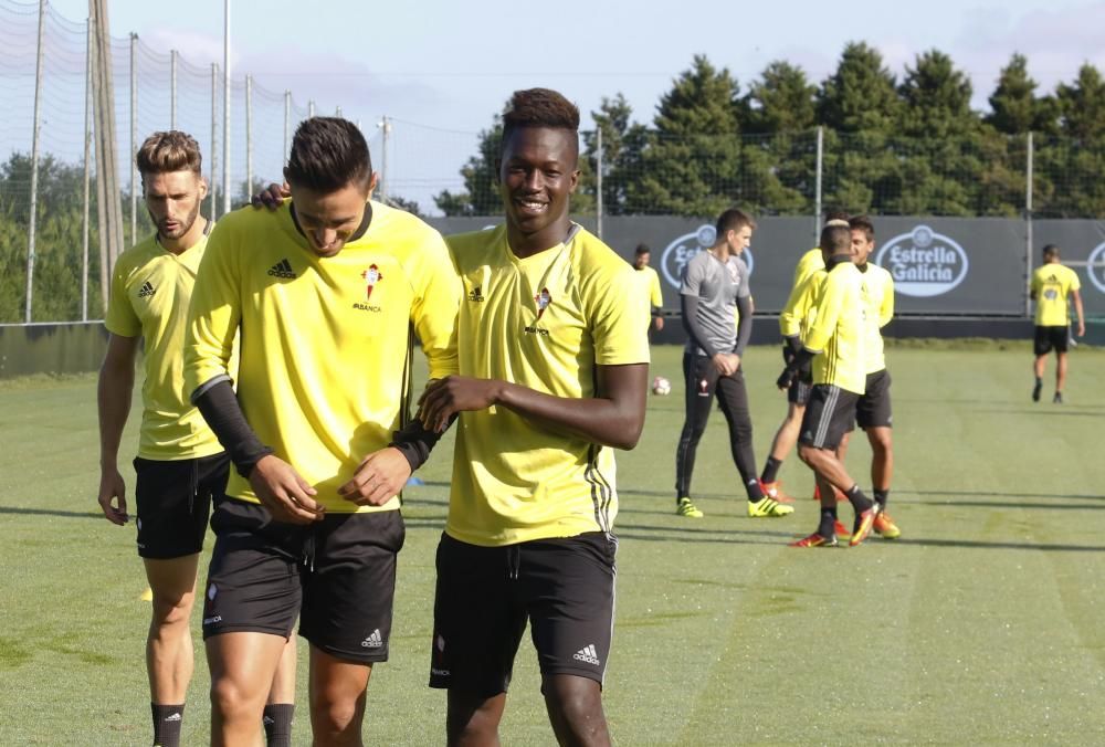 Los jugadores del Celta ultiman los preparativos antes de debutar en Liga en la temporada 2016/2017