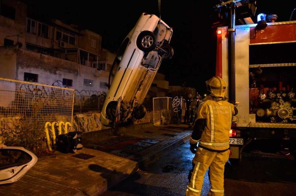 Bei einem Unfall in Palma stürzte ein Pkw samt drei Insassen in einen Graben. Der körperlich behinderte Beifahrer musste von der Feuerwehr aus dem Auto gerettet werden.