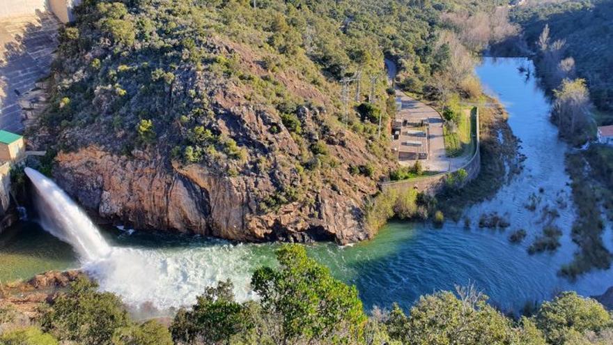 La presa de Darnius Boadella alliberant aigua el març del 2021