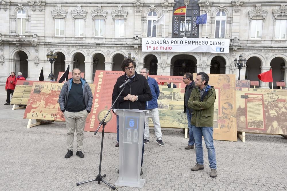 A praza de María Pita conta cunha exposición ao aire libre que recolle máis de cen anos de movemento obreiro na cidade, con lembranzas para as cigarreiras e os 'paseados'.