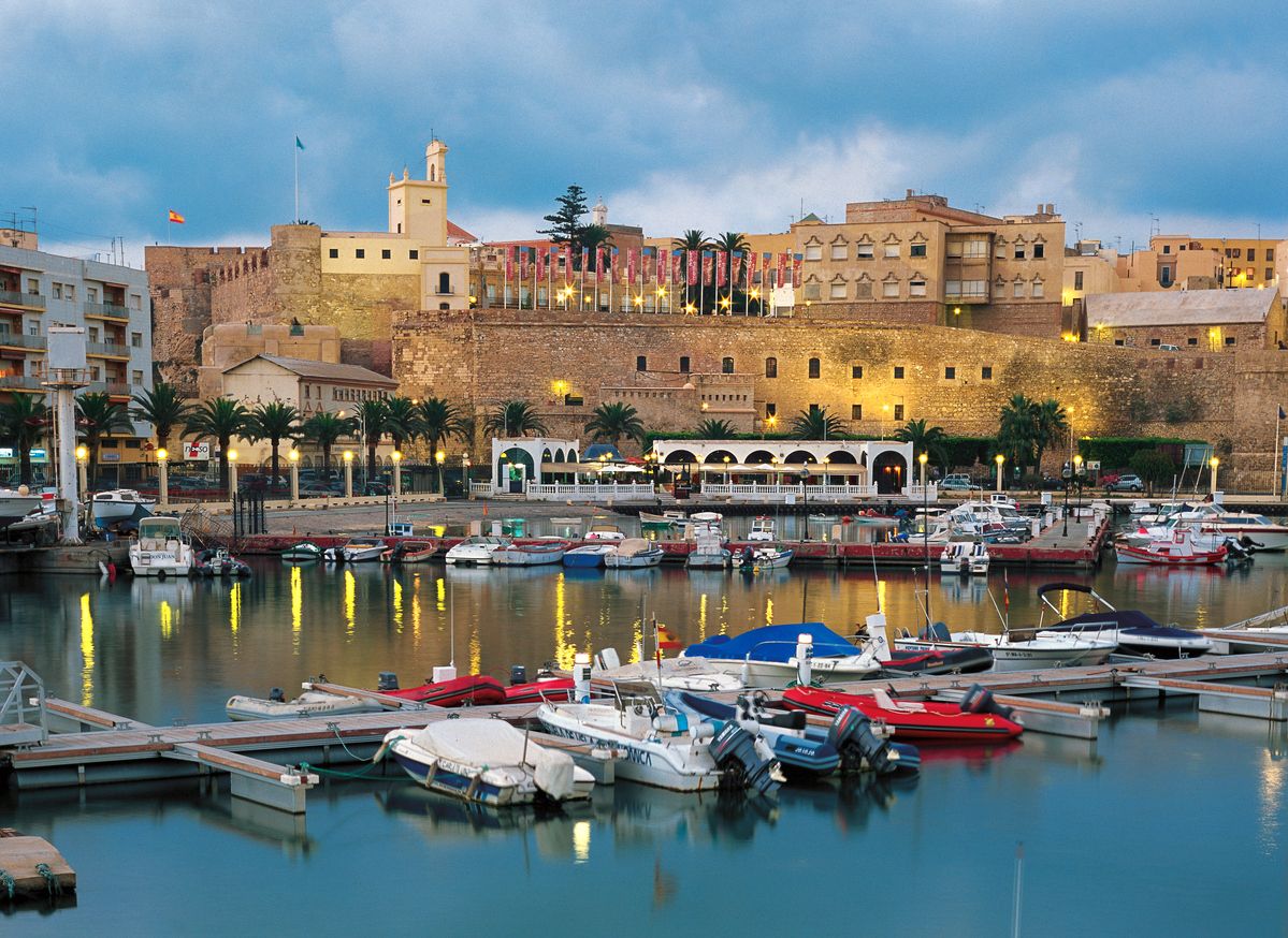 El puerto tiene buenas vistas hacia Melilla la Vieja.