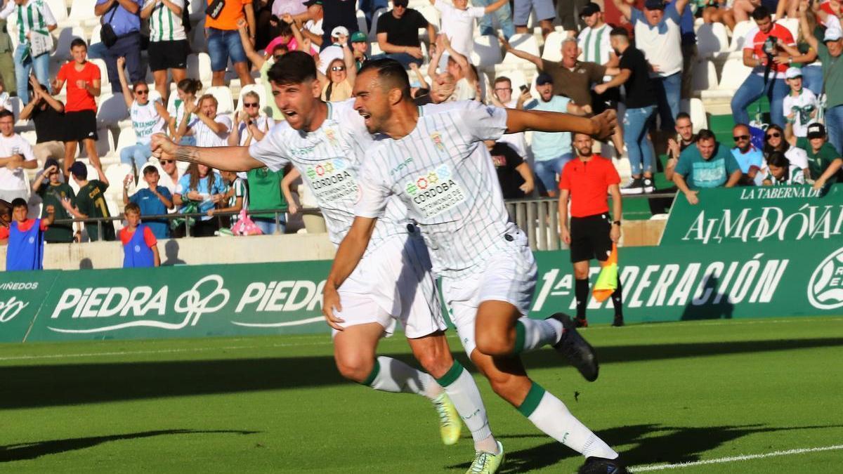 Javi Flores y Miguel de las Cuevas celebran un gol contra el Algeciras en El Arcángel.