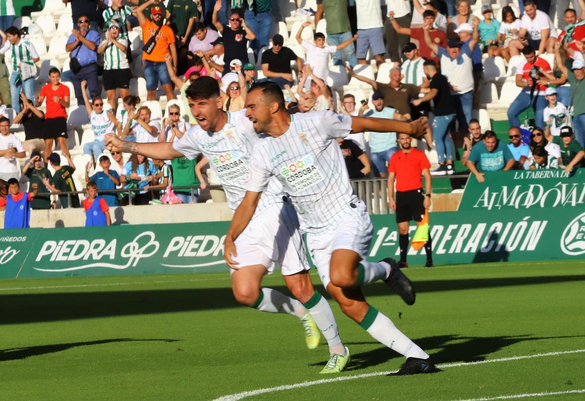 Javi Flores y Miguel de las Cuevas celebran un gol contra el Algeciras en El Arcángel.