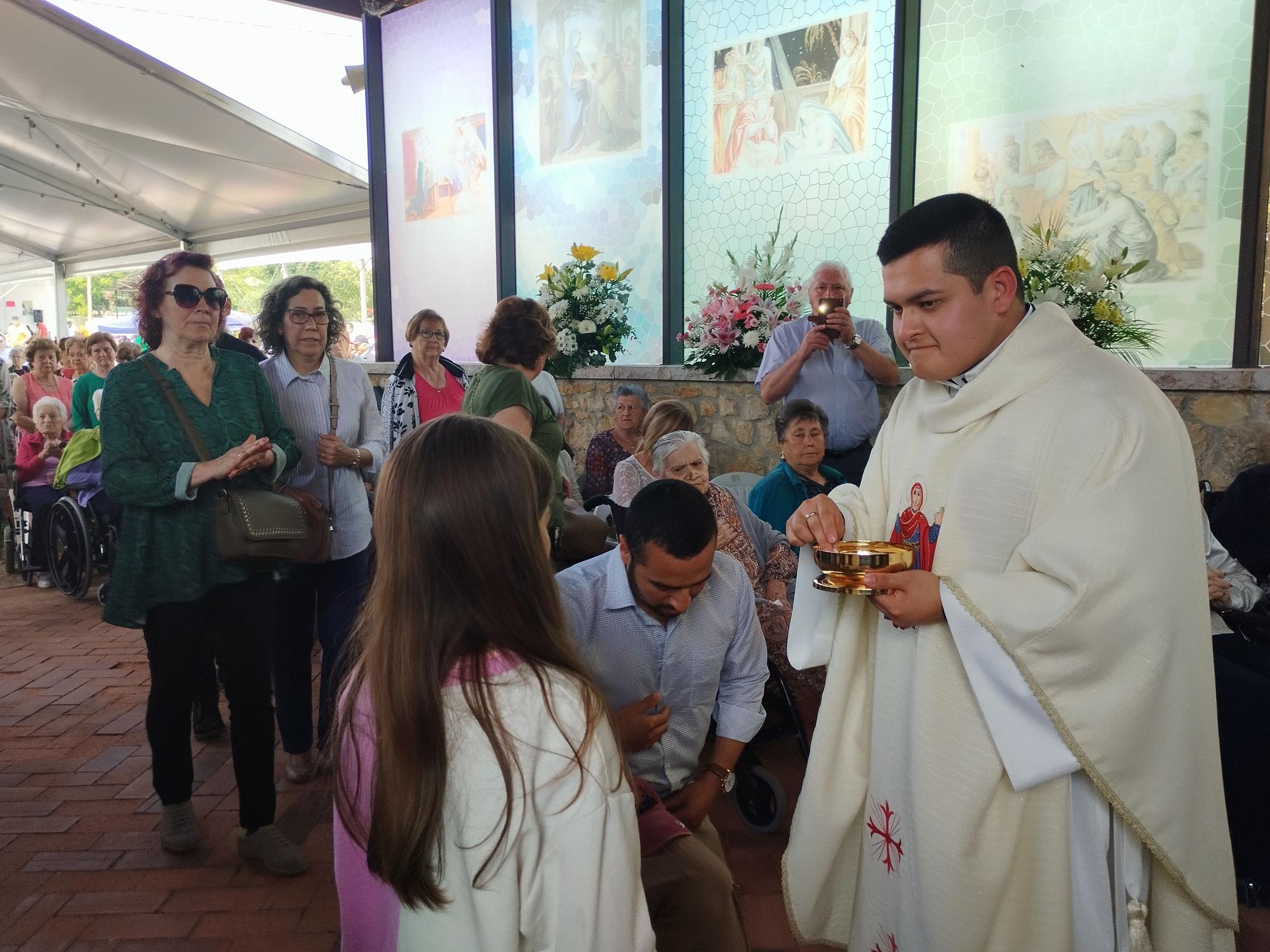 La misa solemne y procesión de la Virgen de la Cabeza en Meres, en imágenes