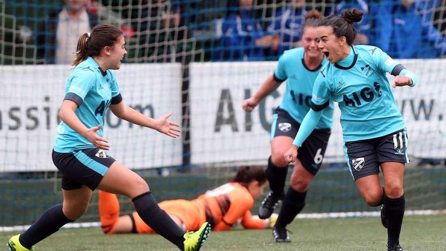 Las jugadoras del Atlántida de Matamá festejan un gol durante un partido en Penedo da Moo. // Marta G. Brea