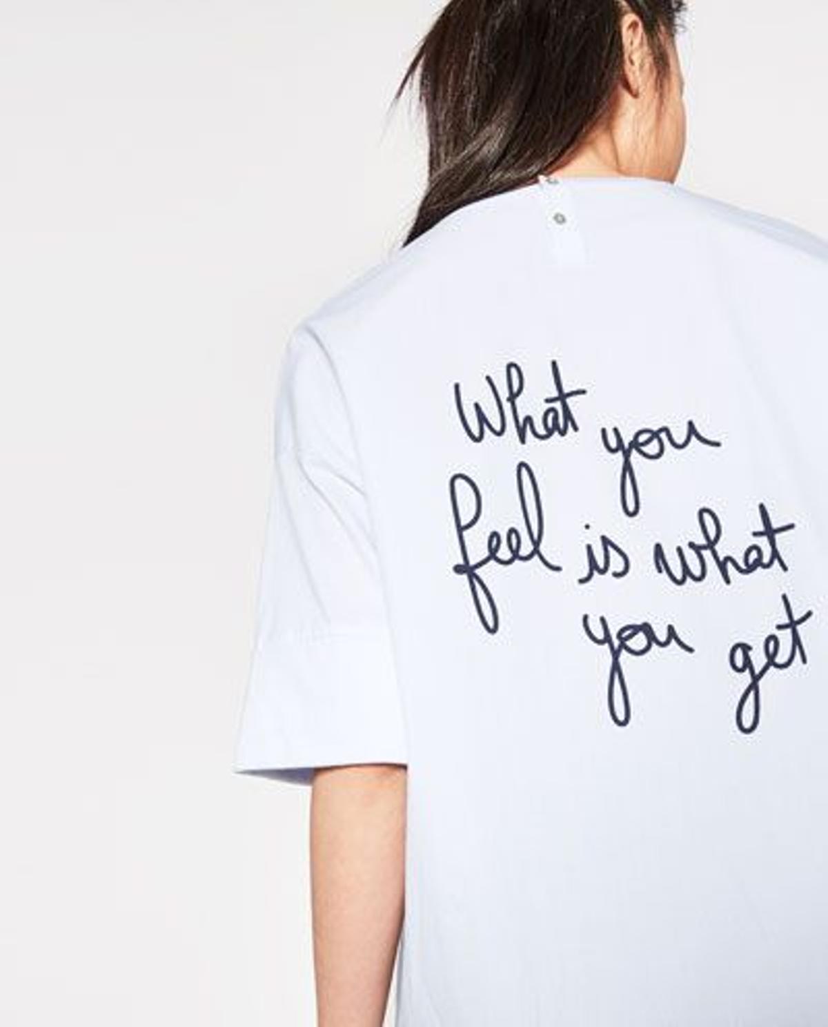 Camiseta con texto en la espalda de Zara (15,95€)