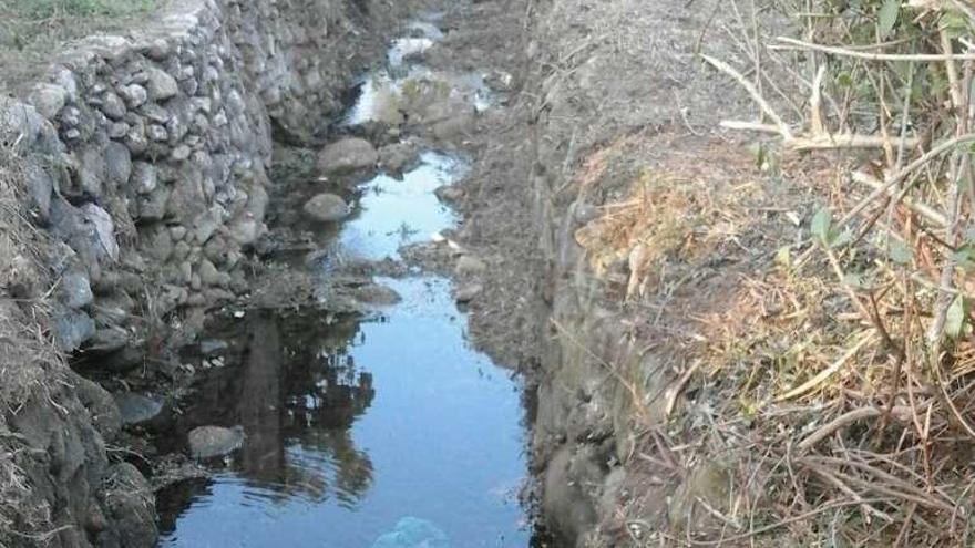 El río Lameira baja con muy poco caudal. // S.A.