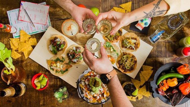 Brindis en Pikio Taco, pequeño local en la frontera del Eixample y Gràcia.
