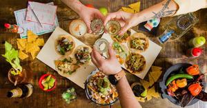 Brindis en Pikio Taco, pequeño local en la frontera del Eixample y Gràcia.