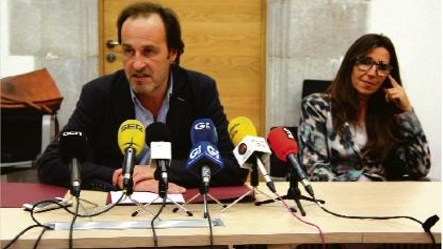 El rector de la UdG, ahir a la tarda, explicant les novetats amb Anna Albar, directora del Parc Científic.