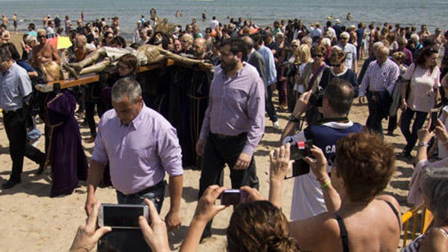 Una imagen de la Semana Santa, con devotos y usuarios de la playa, este año. Foto:  F. Bustamante.