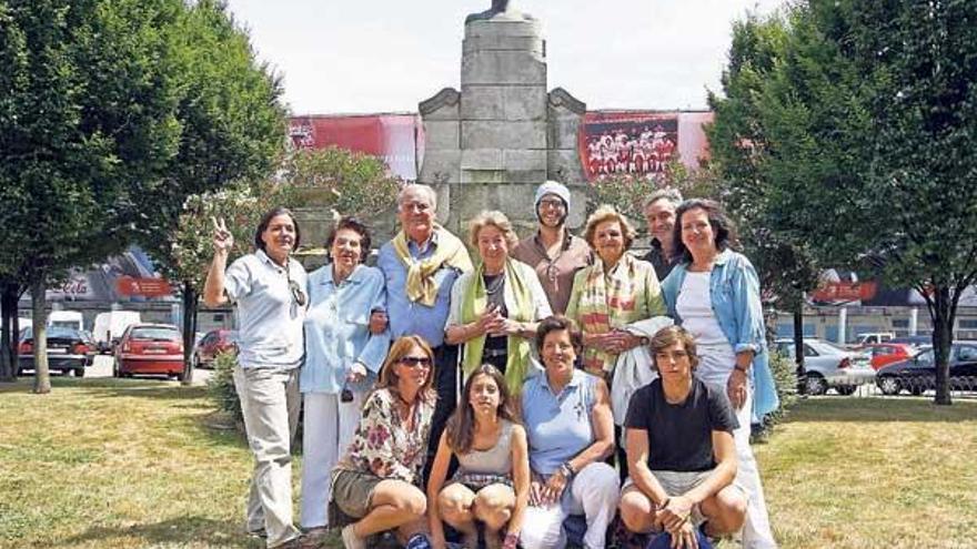 Cristina y Manuel de Castro, hijos de &quot;Handicap&quot; con Pedro, Juan  y Ana, hijos de Manuel, su prima Carmen de Castro, José Tapias y los ya bisnietos, / Marta G. Brea