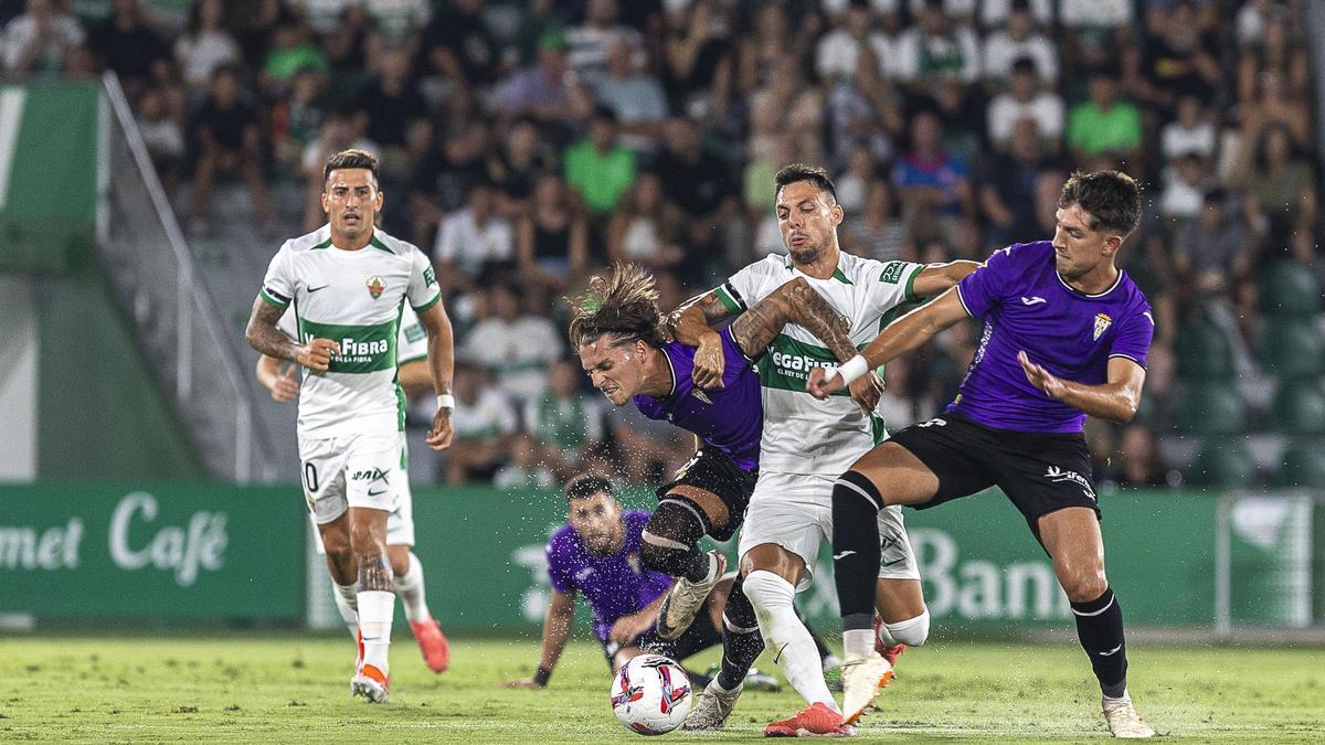 Óscar Plano pugna con dos rivales del Córdoba en el partido de la primera vuelta