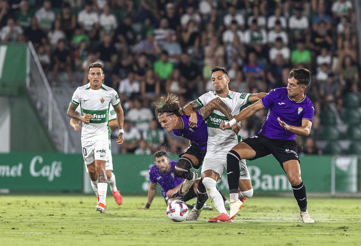 Óscar Plano pugna con dos rivales del Córdoba en el partido de la primera vuelta