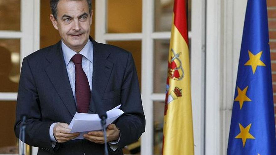 El presidente del Gobierno, José Luis Rodríguez Zapatero, durante su comparecencia en el Palacio de la Moncloa, después del Consejo de Ministros, en la que informó a los medios de comunicación de, entre otros asuntos, su intención de reunirse en los próximos días con el líder de la oposición, Mariano Rajoy, con los agentes sociales, con las entidades financieras y con expertos, para preparar su asistencia a la cumbre del G-20, que tendrá lugar en Washington el 15 de noviembre.