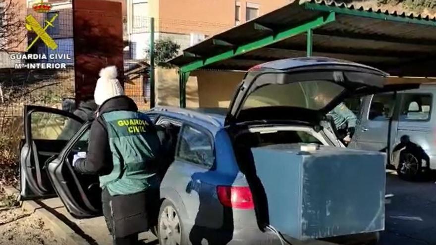 La Guardia Civil detiene a un varón como presunto autor de un delito de robo con fuerza en la oficina de Caja Rural de Mombuey.