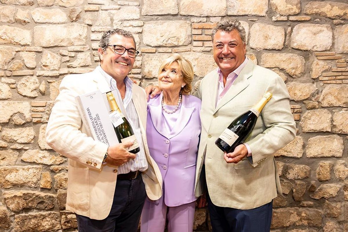Los hermanos Toni y Paco de la Rosa Torelló con su madre y presidenta de Cavas Torelló, Ernestina Torelló