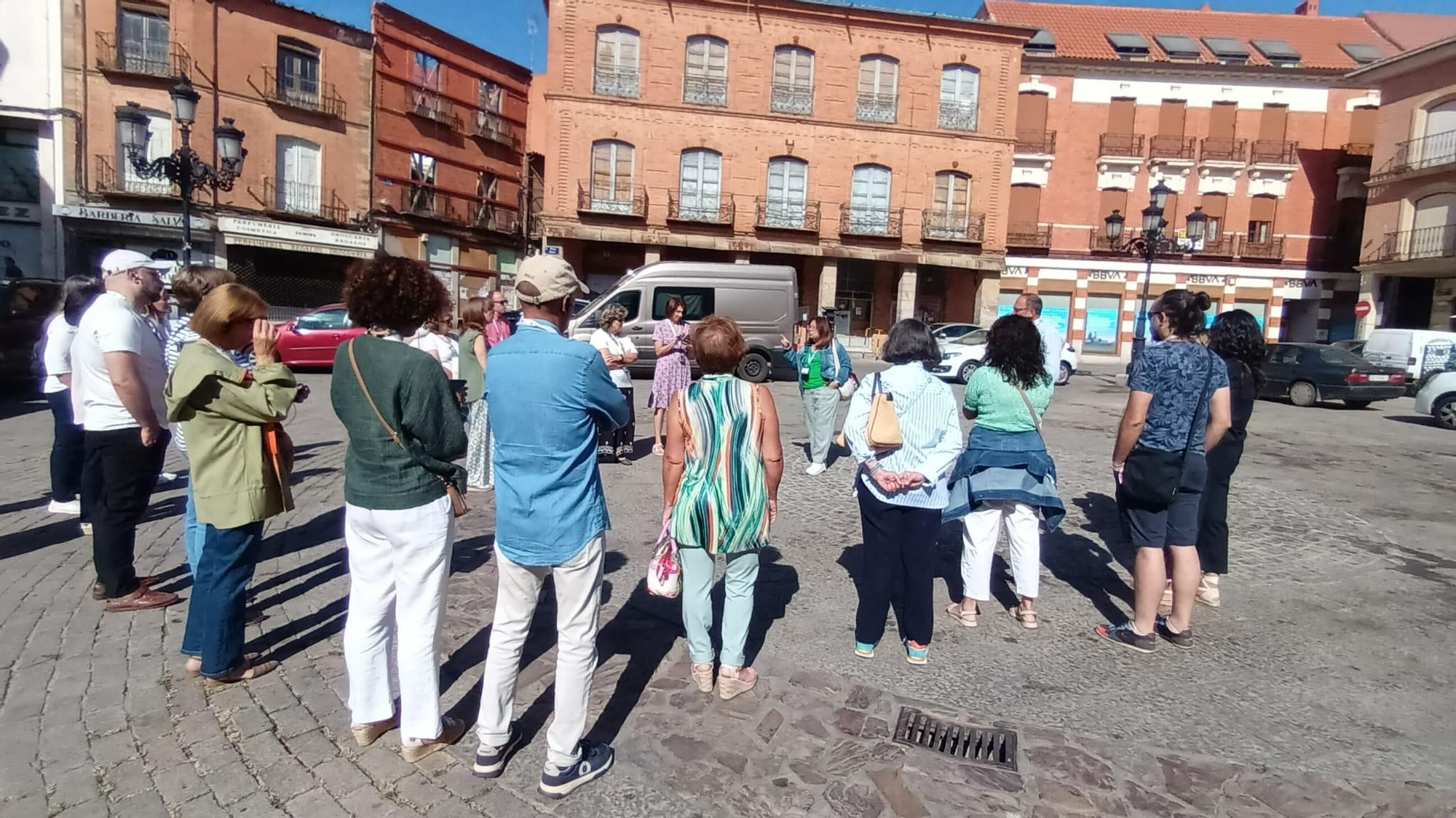 Grupo de turistas iniciando la excursin guiada desde la Plaza Mayor de Benavente.jpeg