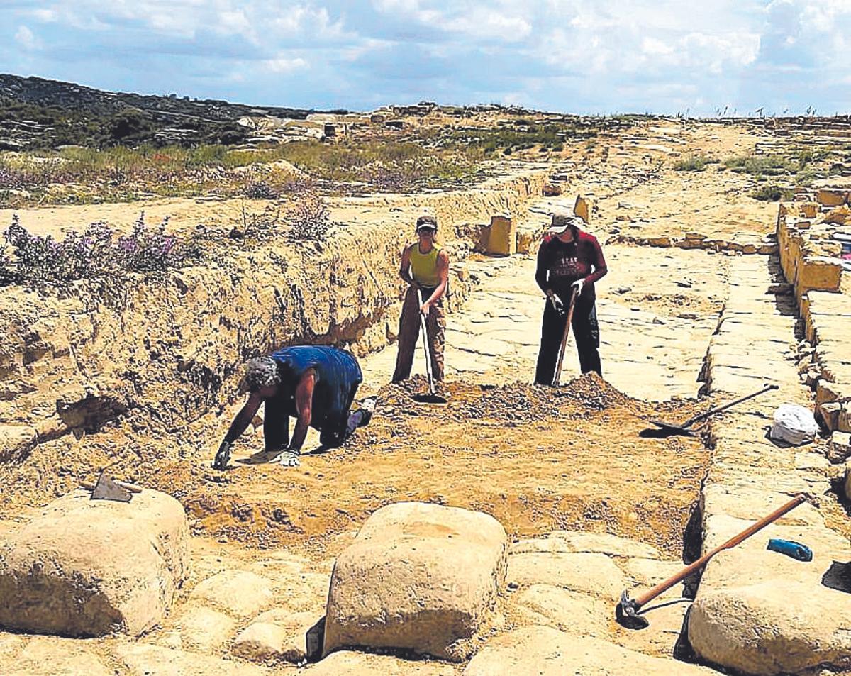 Trabajos de excavación en una de las calles de la antigua ciudad romana.