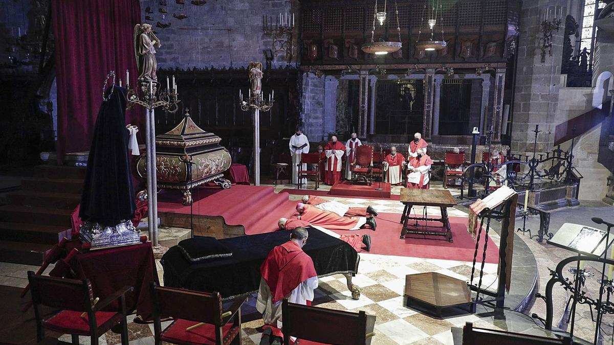 Celebración del Viernes Santo en la Catedral, que retransmite los actos de Semana Santa por internet.