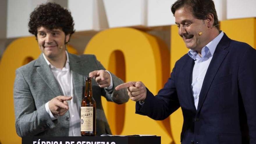 Xosé Antonio Touriñán e Ignacio Rivera, ayer en Corme, durante la presentación de la nueva cerveza.