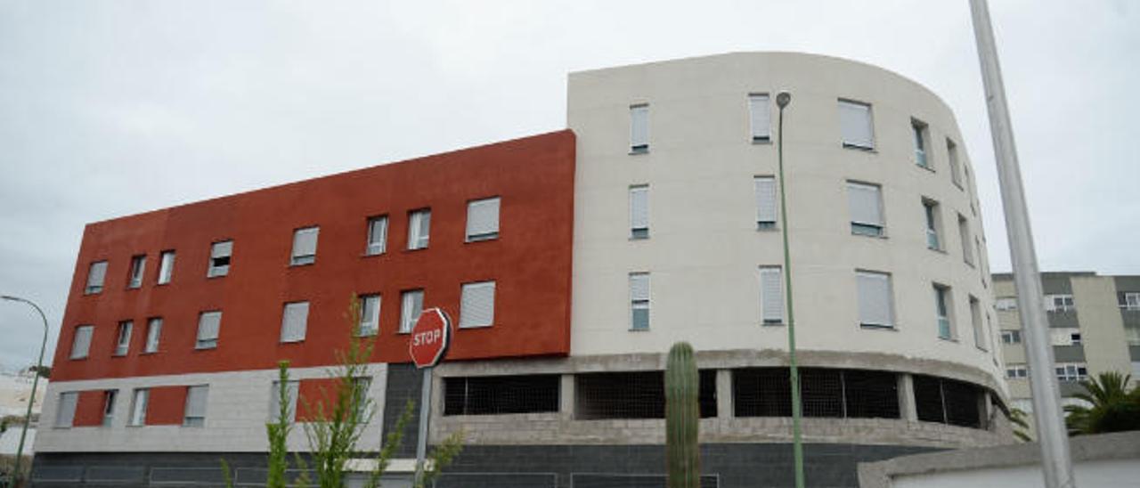 Edificio de 23 viviendas en Lomo los Frailes, cuyas obras se paralizaron por retrasos en los pagos.