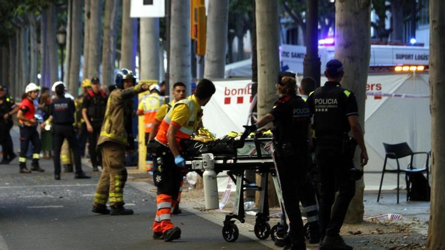 Un autocar ha chocado en la rambla de Ferran de Lleida tras colisionar con otro vehículo