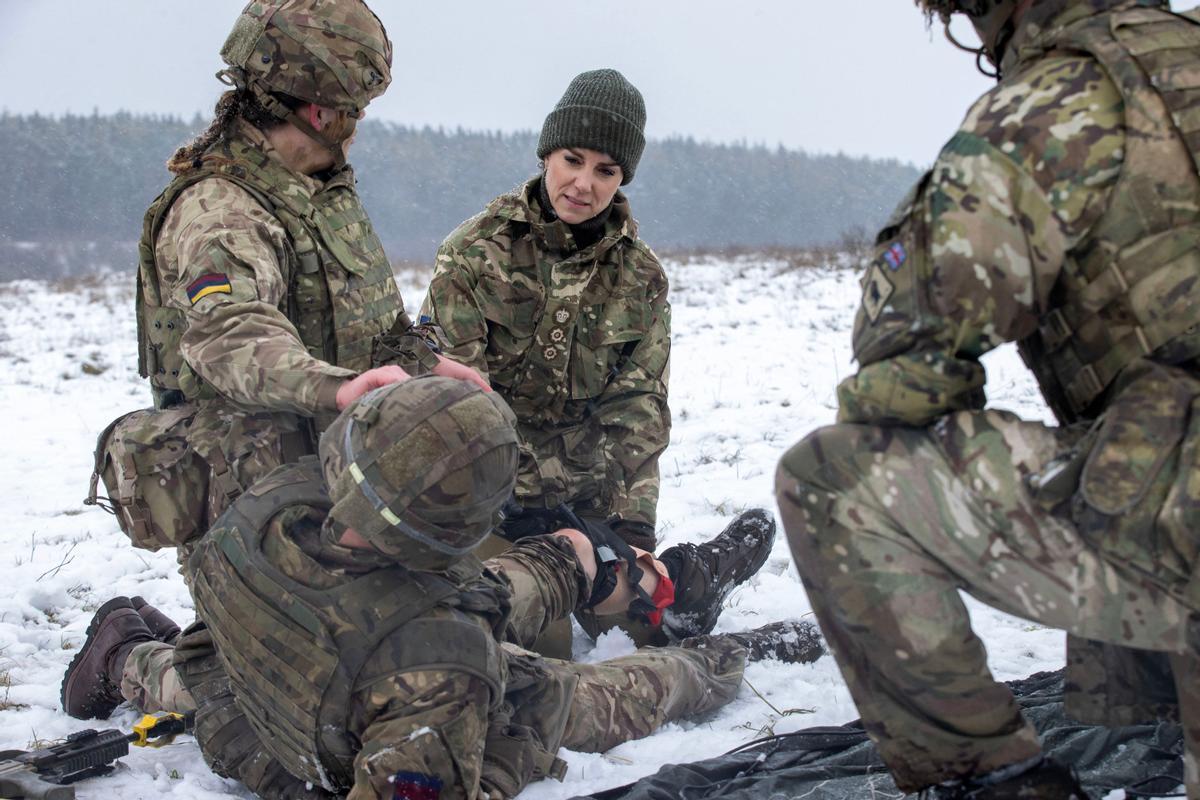 La Princesa de Gales, Catalina practica simulacros de soldados heridos durante su visita al 1er Batallón de Guardias Irlandeses en un ejercicio de entrenamiento cerca de Salisbury, sur de Inglaterra, el 8 de marzo de 2023