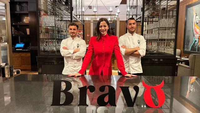 Der Koch César Mogollón, die Qualitätsmanagerin Eleonore Piazza und Executive Chefkoch Blai Vallbona im Bravo.