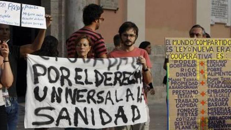 Manifestantes que reclaman el derecho a la salud universal.