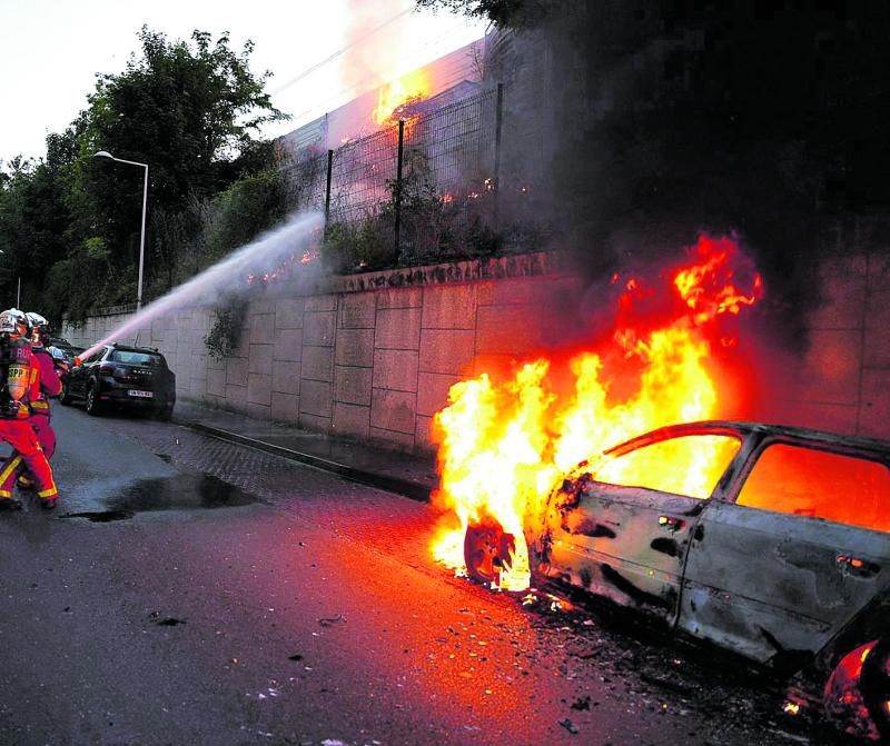 Manifestaciones violentas en Nanterre, Francia, después de que la policía matara a tiros a un joven de 17 años