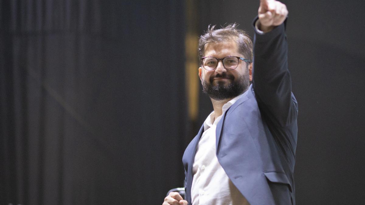 El candidato de Apruebo Dignidad, Gabriel Boric, celebra la victoria en las elecciones de este domingo.